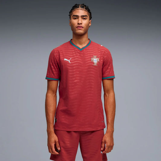 Portugal Nationalmannschaft Puma 2026 Heimtrikot auf dem Spielfeld Authentisch - Rot